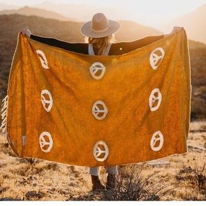 Treklight handwoven large  blanket. NWT